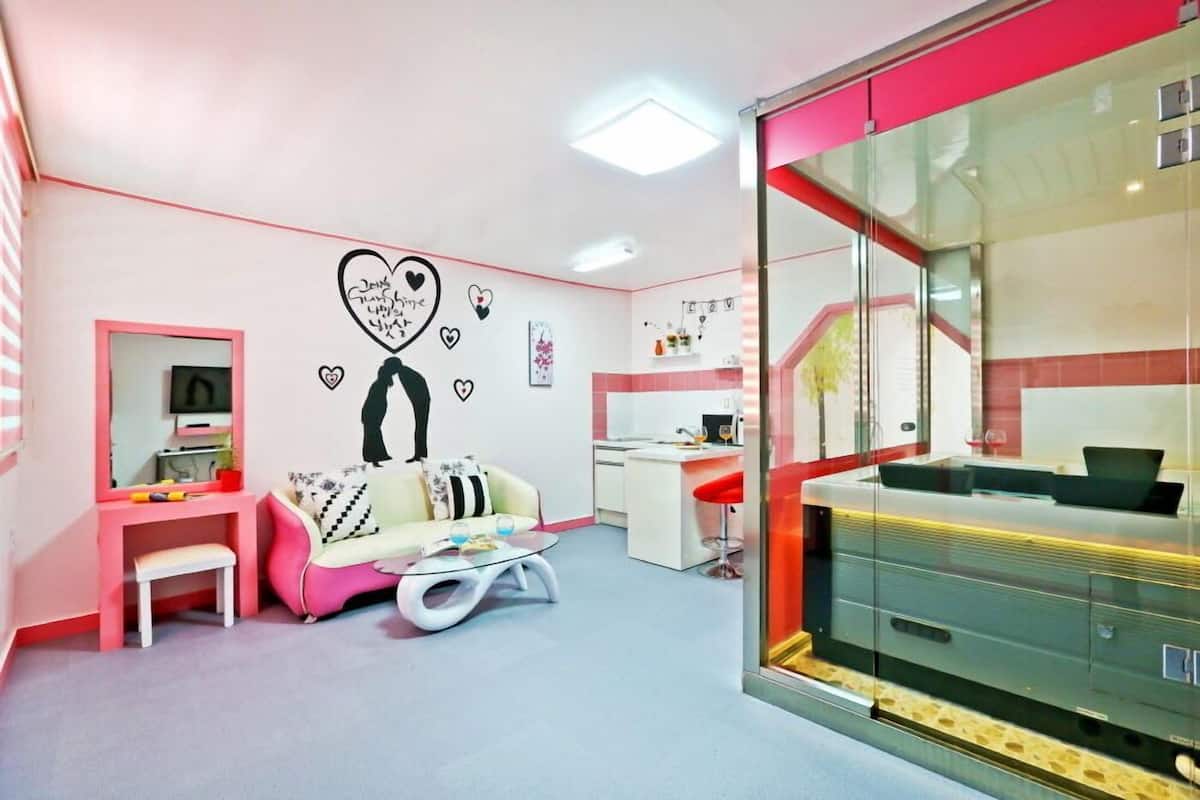 Room (Pink) | Free WiFi, individually decorated, individually furnished, bed sheets