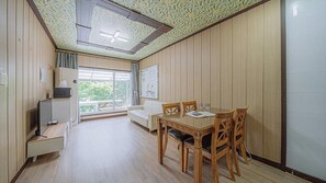 Decoración personalizada, muebles diferentes y wifi gratis