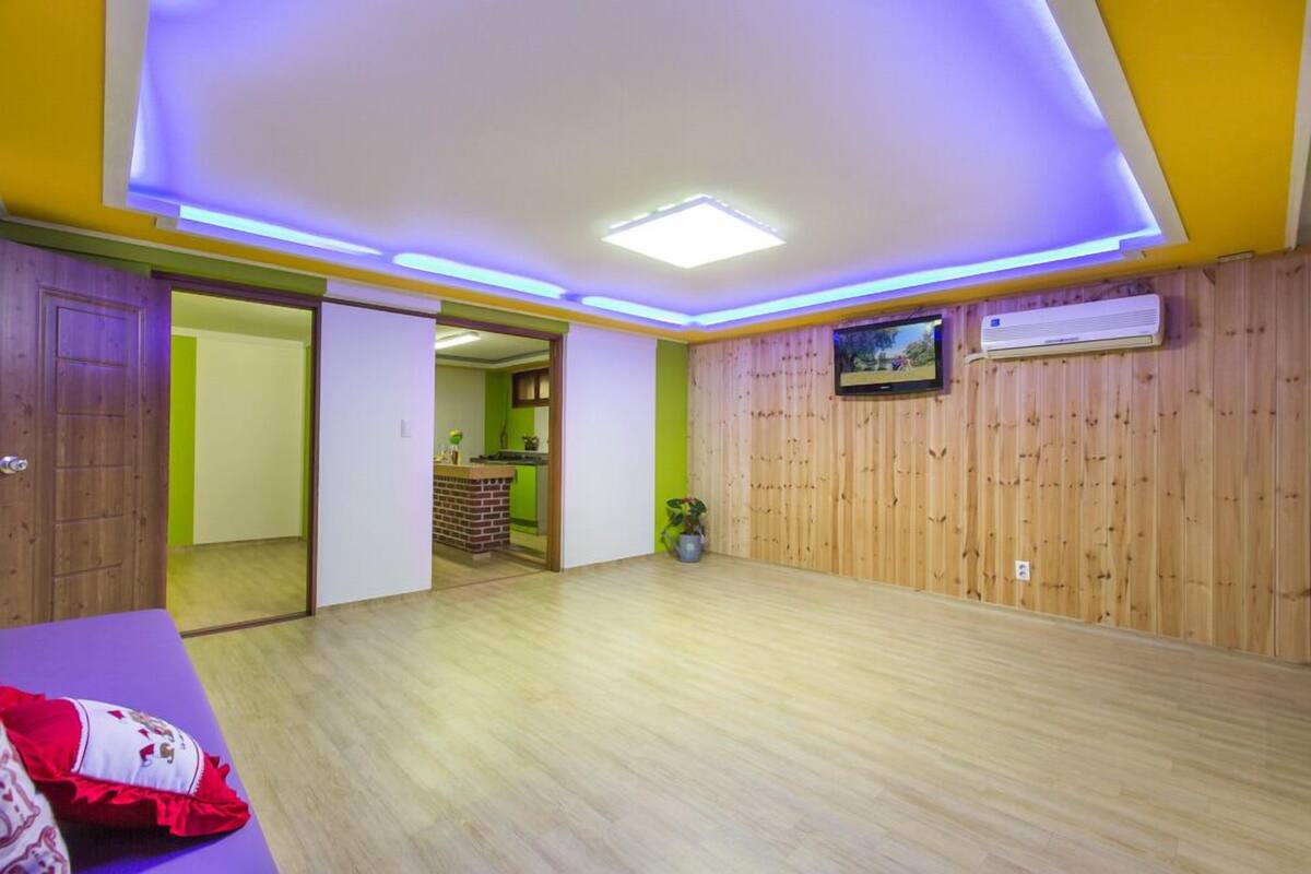 Wifi gratis, decoración personalizada y muebles diferentes