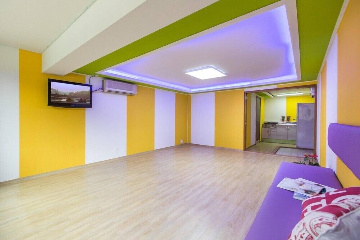 Wifi gratis, decoración personalizada y muebles diferentes