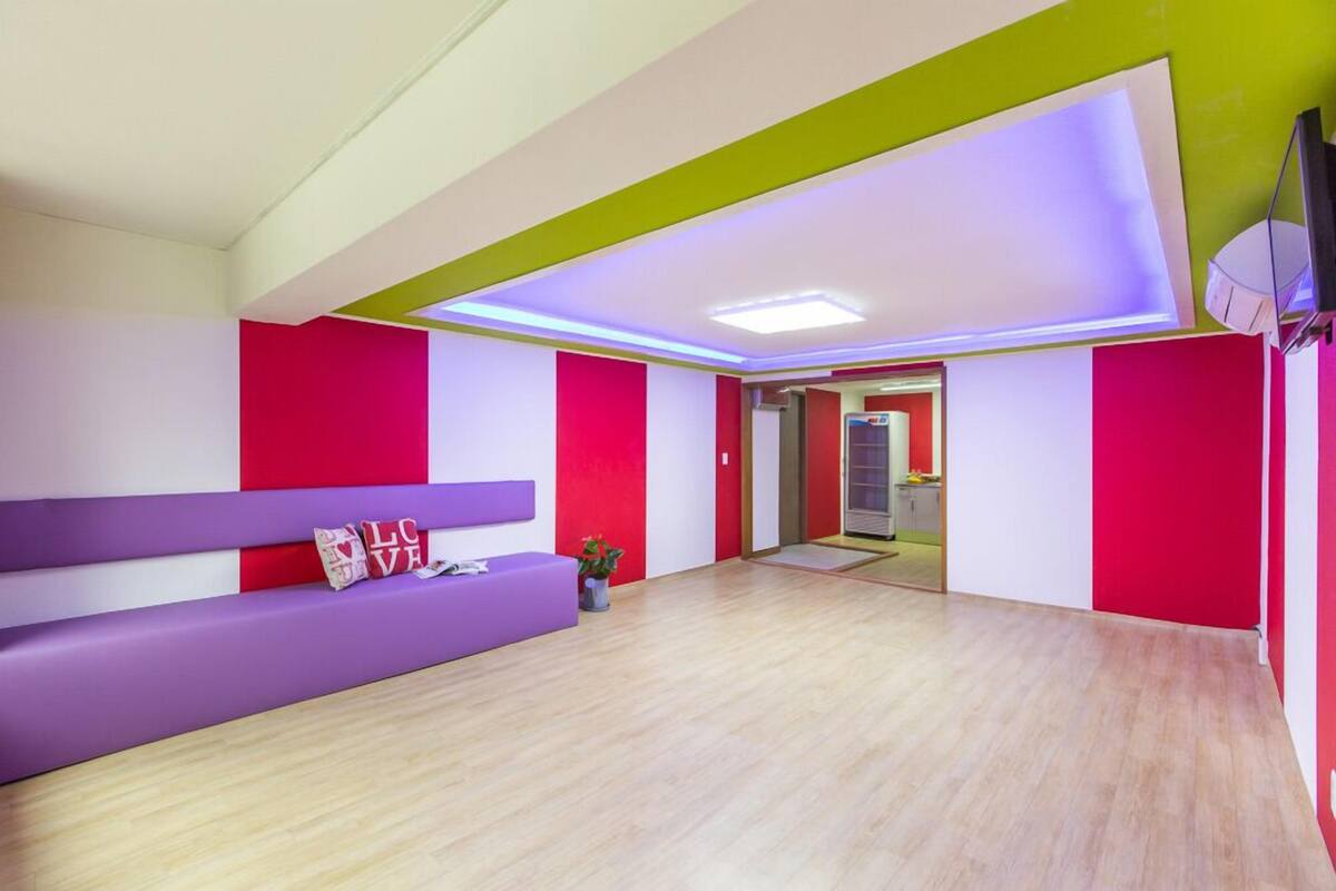 Habitación (Iris) | Wifi gratis, decoración personalizada y muebles diferentes