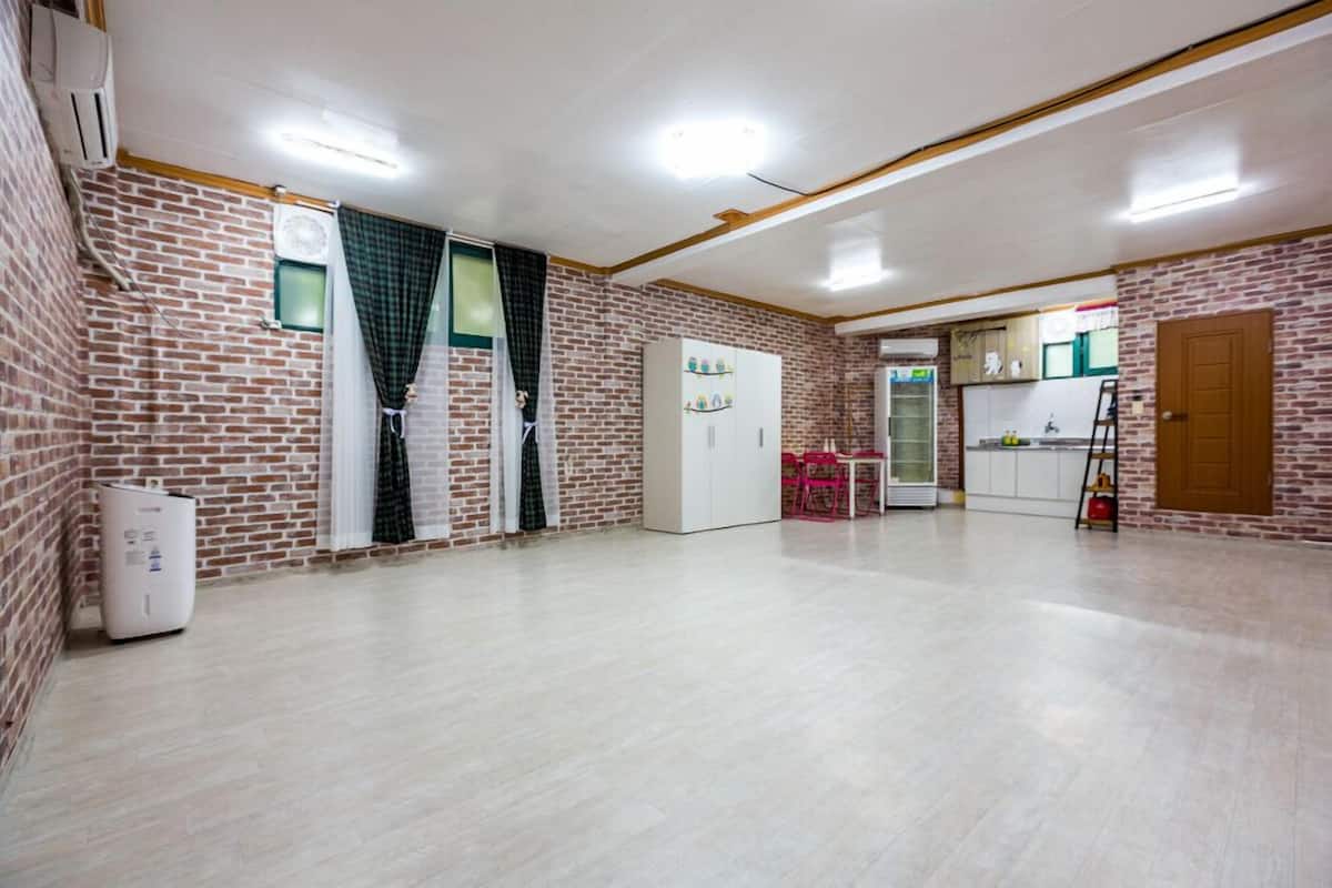 Habitación (Group 2) | Decoración personalizada, muebles diferentes y wifi gratis