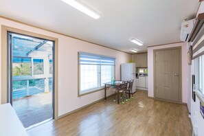 Room (Lime) | Individually decorated, individually furnished, free WiFi, bed sheets