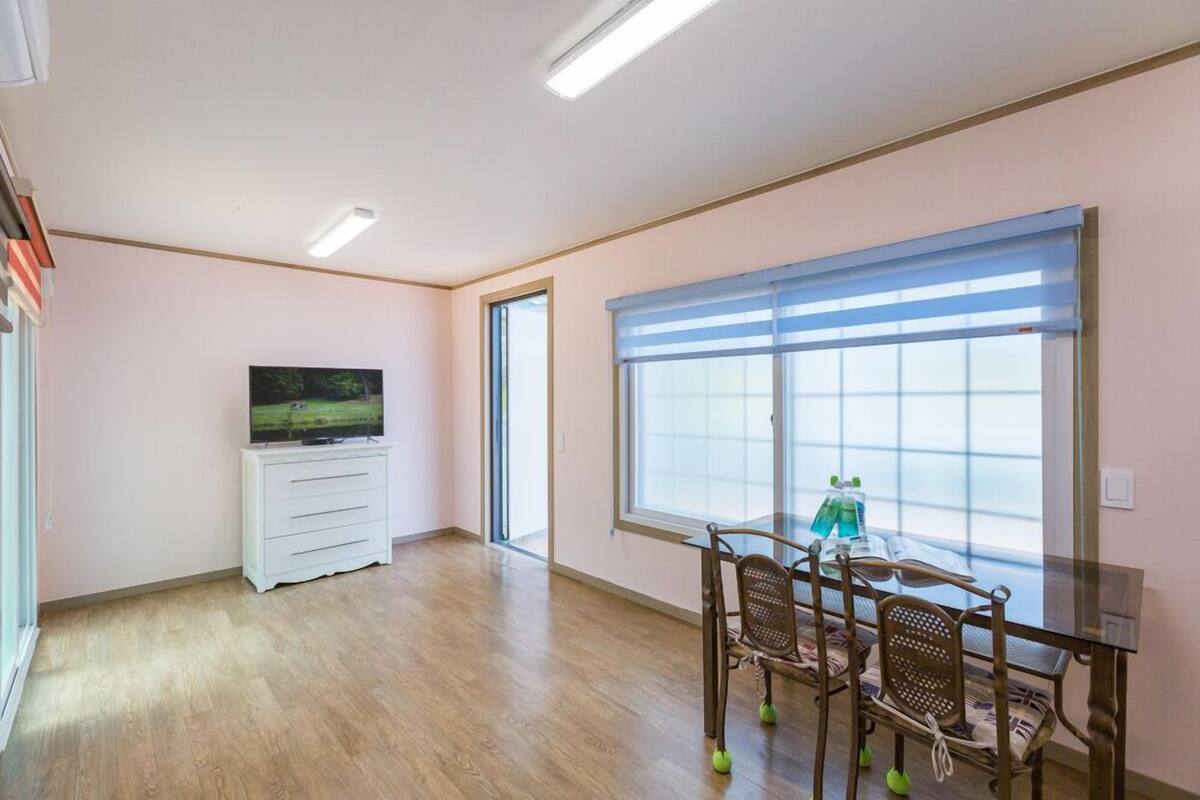 Room (Lime) | WiFi (free), individually decorated, individually furnished, bed sheets