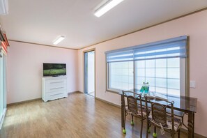 Room (Lime) | Individually decorated, individually furnished, free WiFi, bed sheets