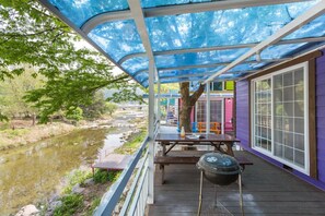 Huone (Purple) | Yksilöllisesti sisustettu, yksilöllisesti kalustettu, ilmainen Wi-Fi