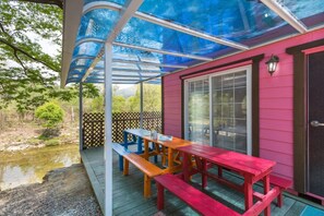Room (Pink) | Individually decorated, individually furnished, free WiFi, bed sheets