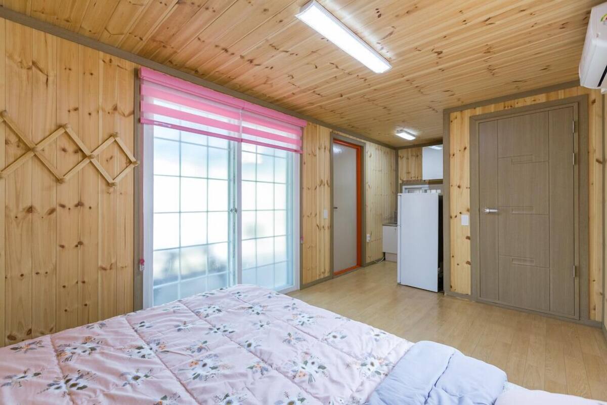 Room (Orange) | WiFi (free), individually decorated, individually furnished, bed sheets