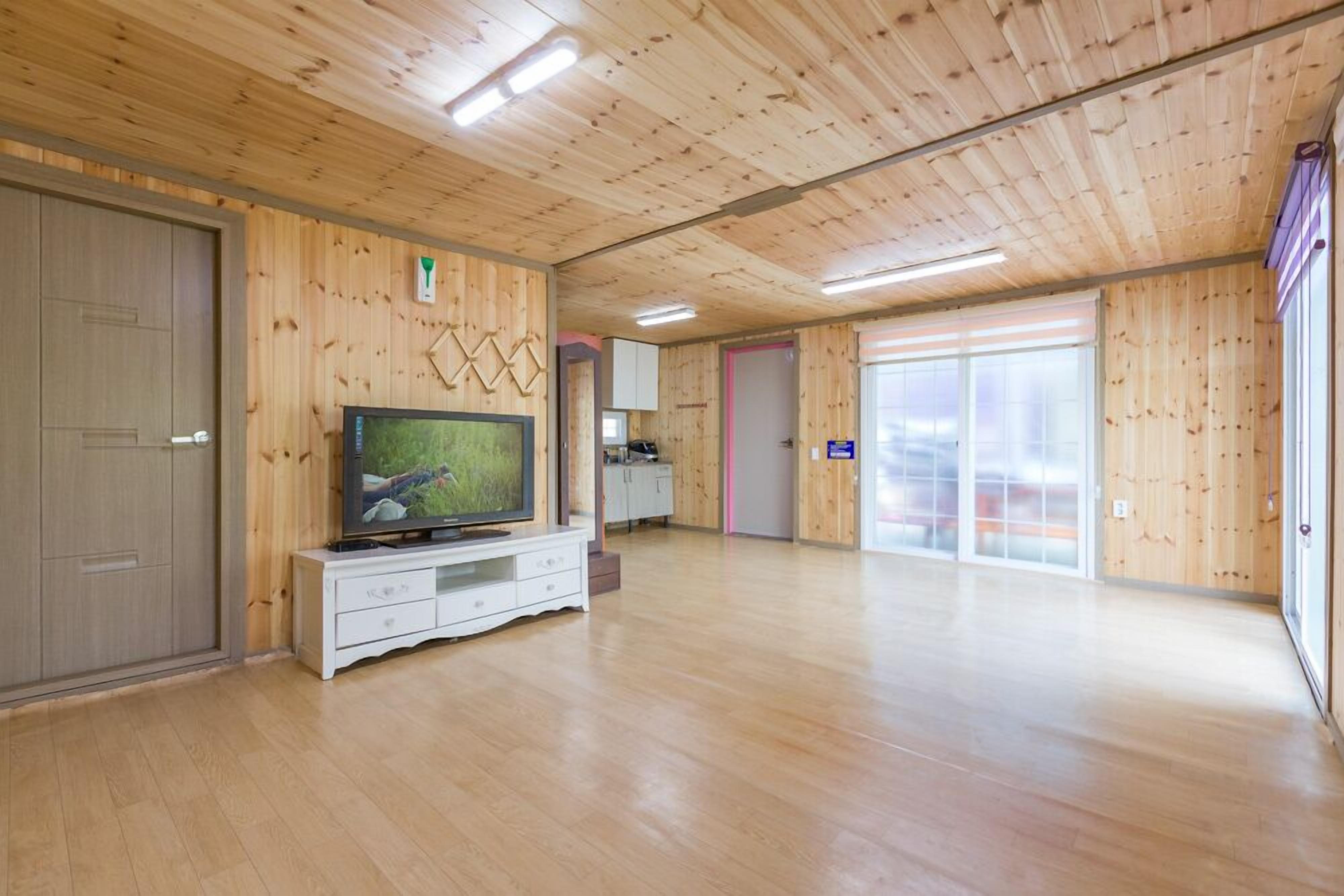 Room (Pink) | Individually decorated, individually furnished, free WiFi, bed sheets