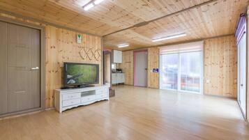 Room (Pink) | Individually decorated, individually furnished, free WiFi, bed sheets