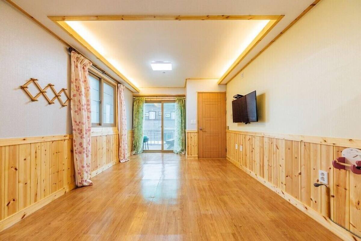 Room (Parangsae) | WiFi (free), individually decorated, individually furnished, bed sheets