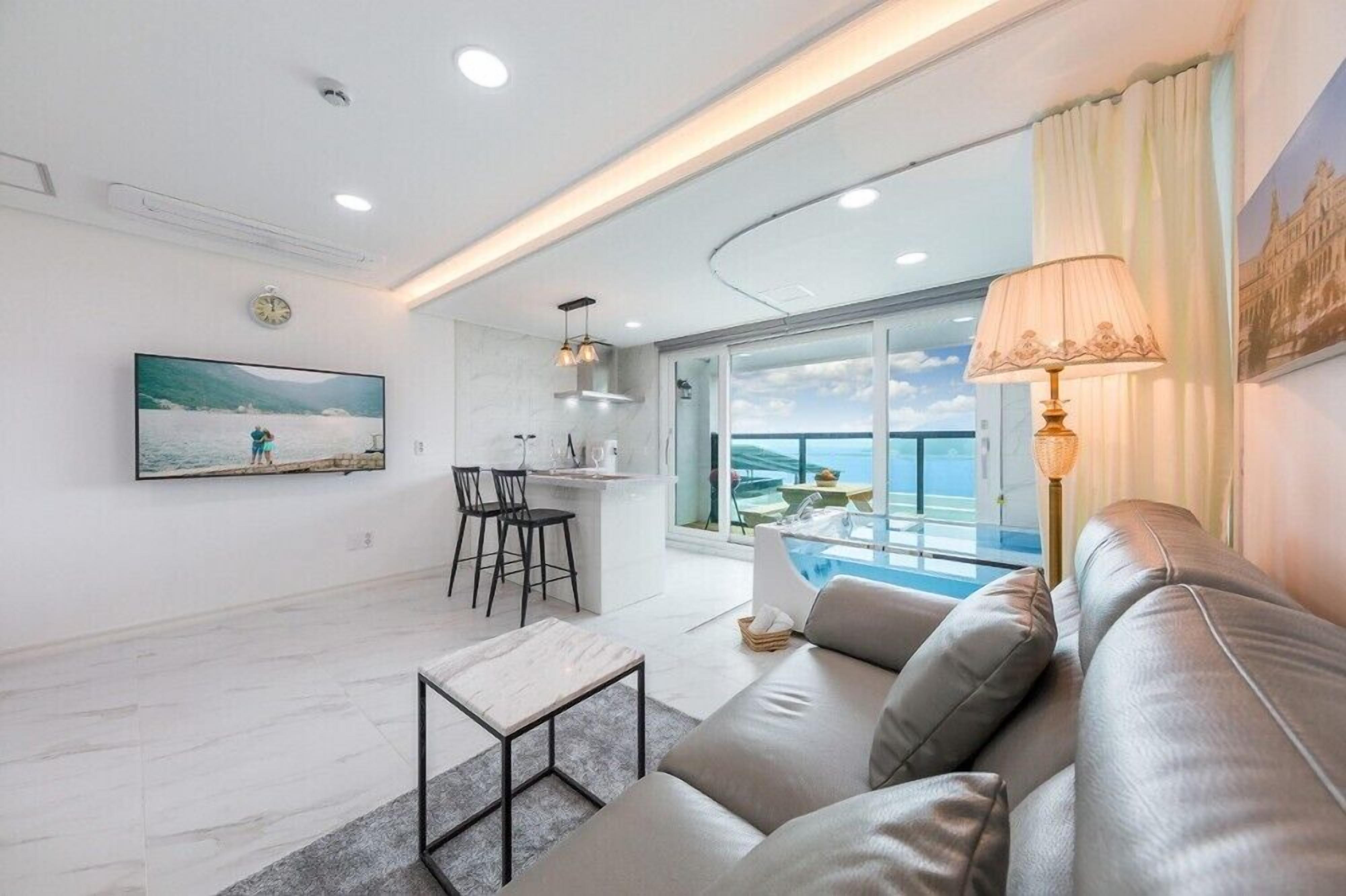 Room (B-grand 303) | Individually decorated, individually furnished, free WiFi, bed sheets