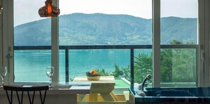 Decoración personalizada, muebles diferentes y wifi gratis