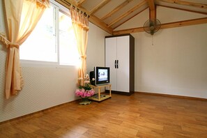 Individually decorated, individually furnished, free WiFi, bed sheets - Bluewind Pension (Gapyeong)