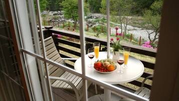 Room (Pinot noir) | Individually decorated, individually furnished, free WiFi, bed sheets