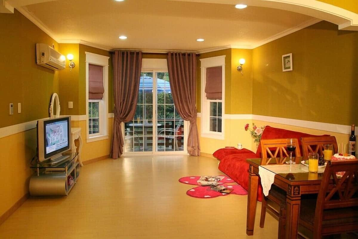 Room (Chardonnay) | Individually decorated, individually furnished, free WiFi, bed sheets