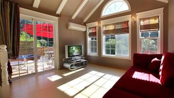 Room (Cabernet Sauvignon (Spa)) | Individually decorated, individually furnished, free WiFi, bed sheets