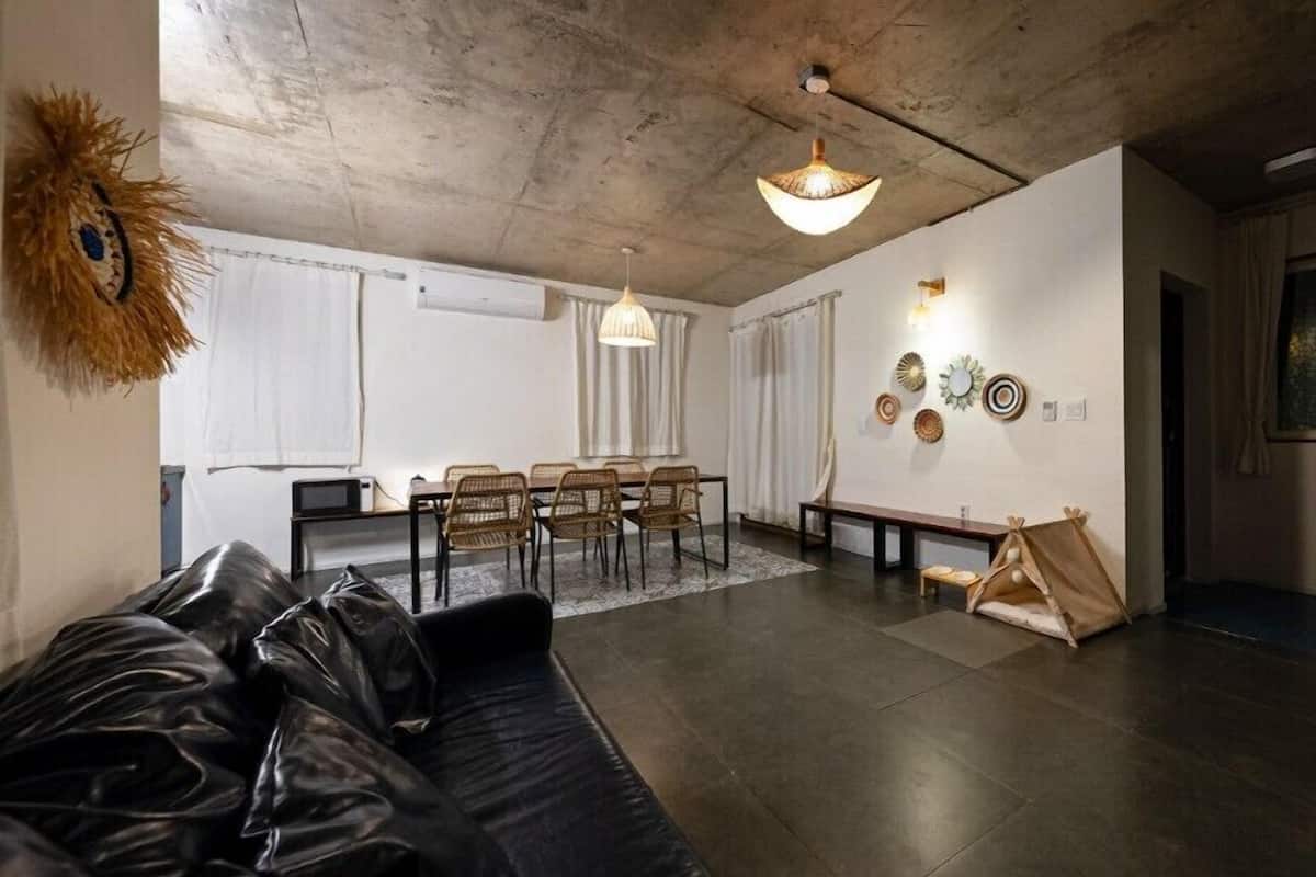 Habitación (C2(Grand Famlly)) | Decoración personalizada, muebles diferentes y wifi gratis