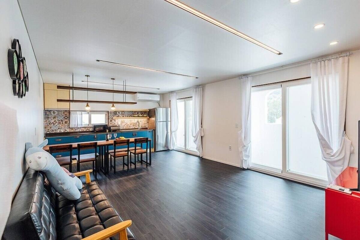 Decoración personalizada, muebles diferentes y wifi gratis