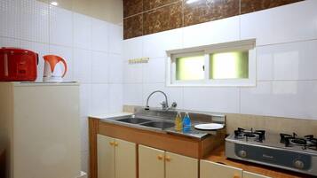 Room (Studio 2) | Free WiFi, bed sheets