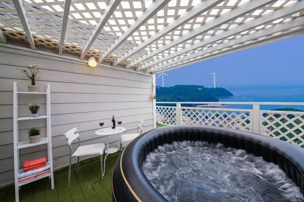 Room (Sinseongung) | WiFi (free), bed sheets