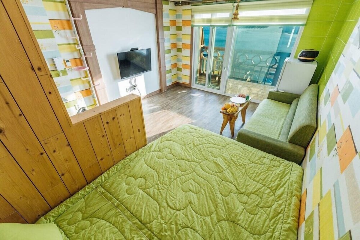 Room (203) | WiFi (free), bed sheets