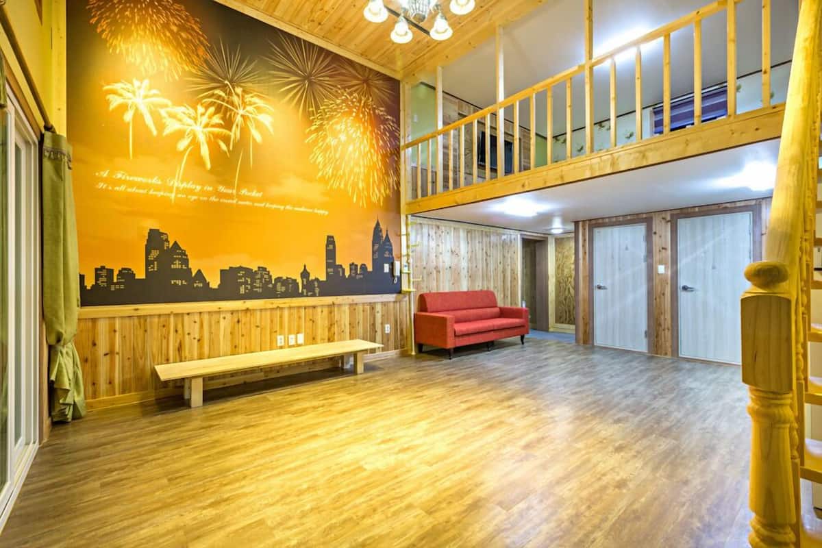 Room (301) | WiFi (free), bed sheets