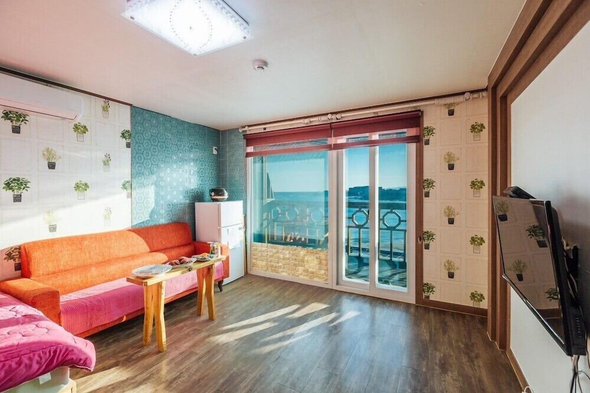 Room (202) | WiFi (free), bed sheets
