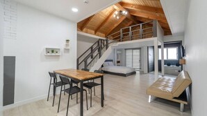 Rom (201 (Duplex, Two beds)) | Wi-fi (inkludert) og sengetøy