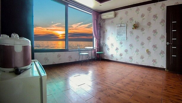 WiFi (free), bed sheets - Bada Story Pension (Incheon)