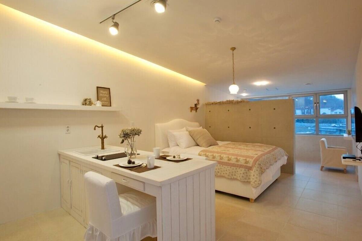 Room (M Four) | WiFi (free), bed sheets