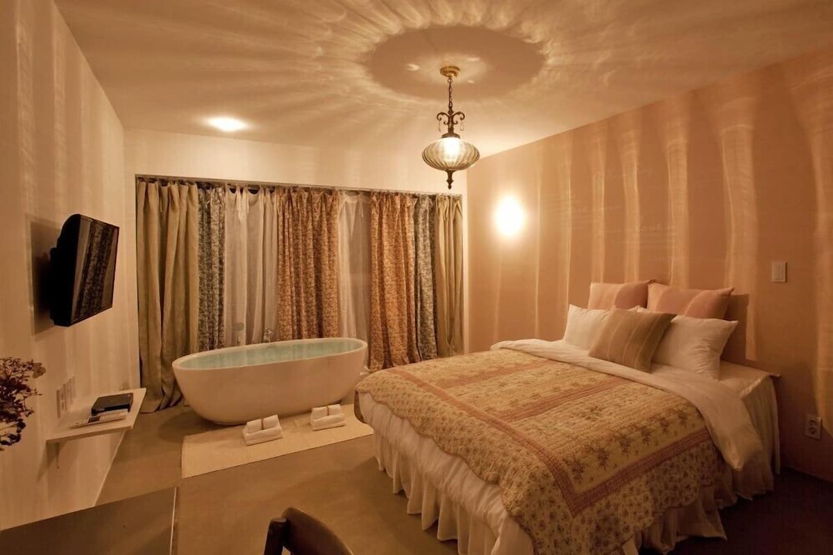 Room (M Three) | WiFi (free), bed sheets