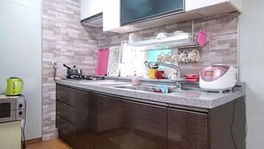 WiFi (free), bed sheets - Posidon Pension B (Incheon)
