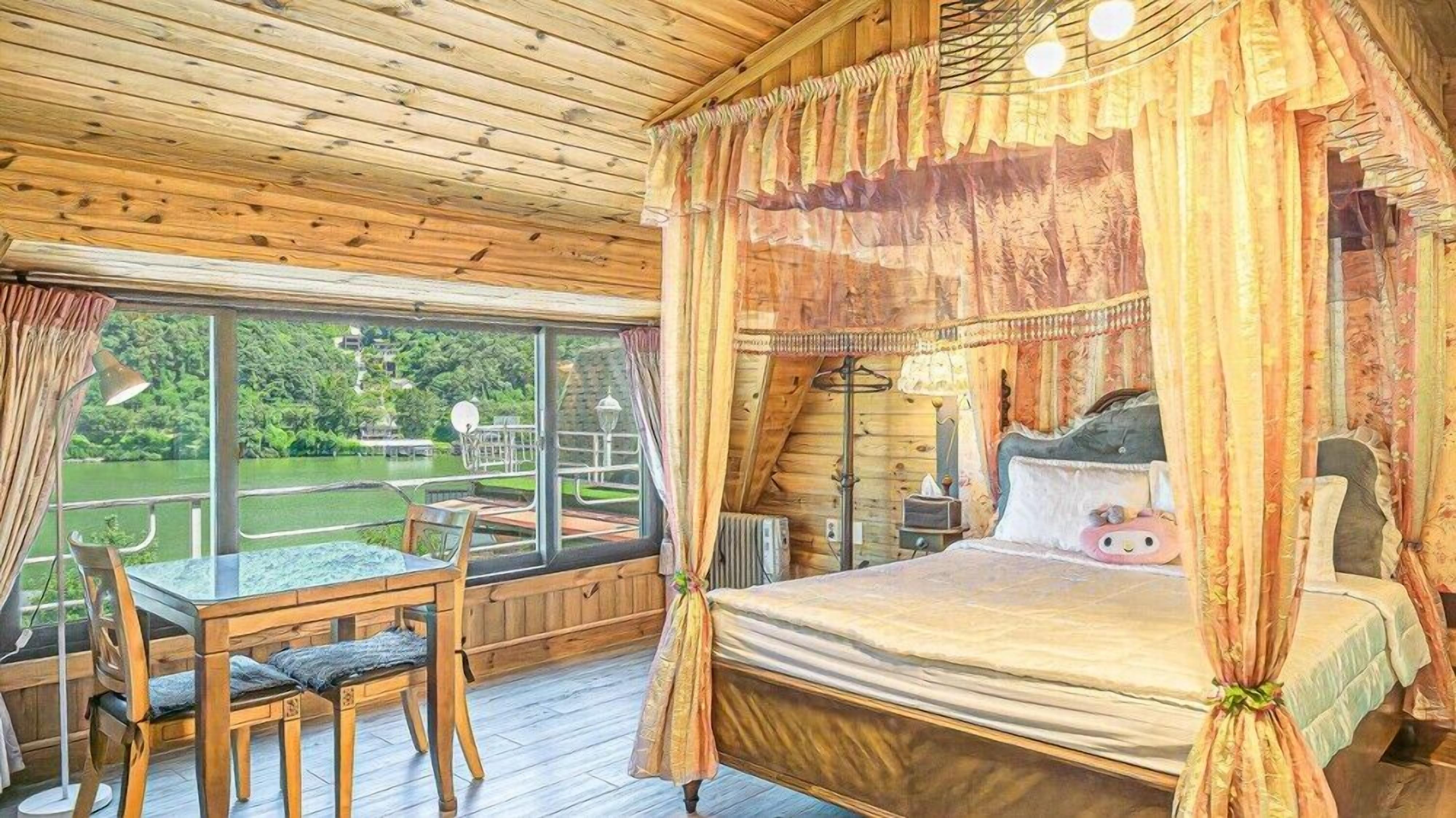 Room (Cheongpung 2) | Free WiFi, bed sheets