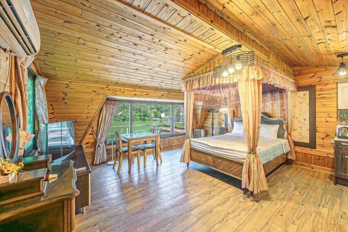 Room (Cheongpung 2) | Free WiFi, bed sheets