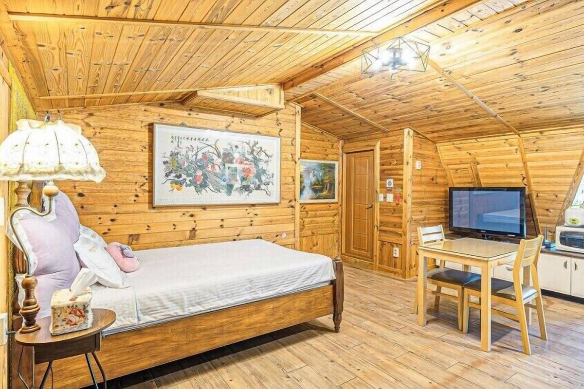 Room (Cheongpung 3) | Free WiFi, bed sheets