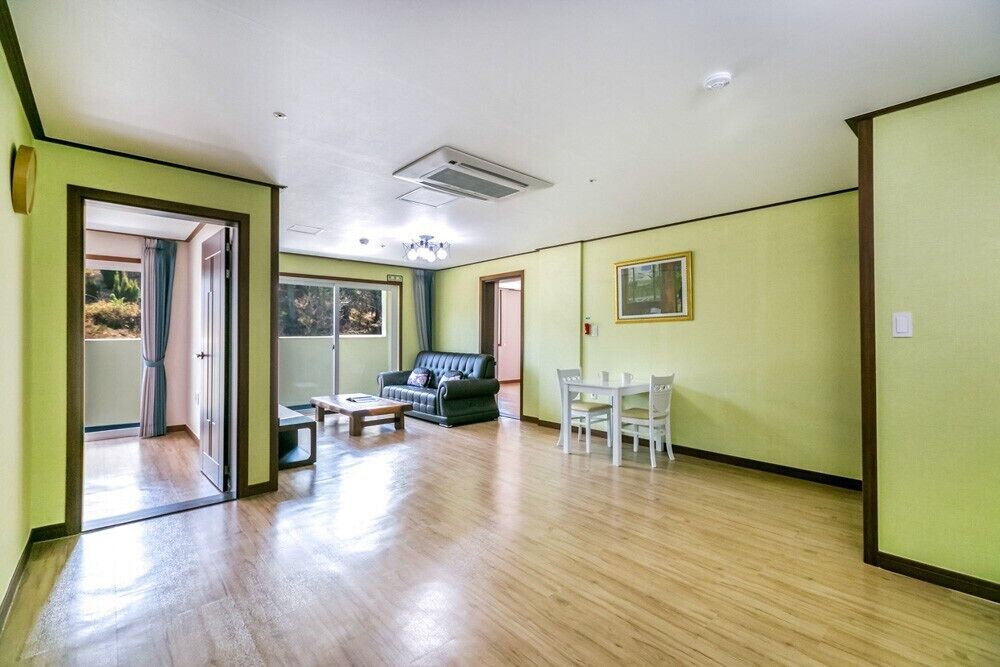Room (Castle-dong 202) | Free WiFi, bed sheets