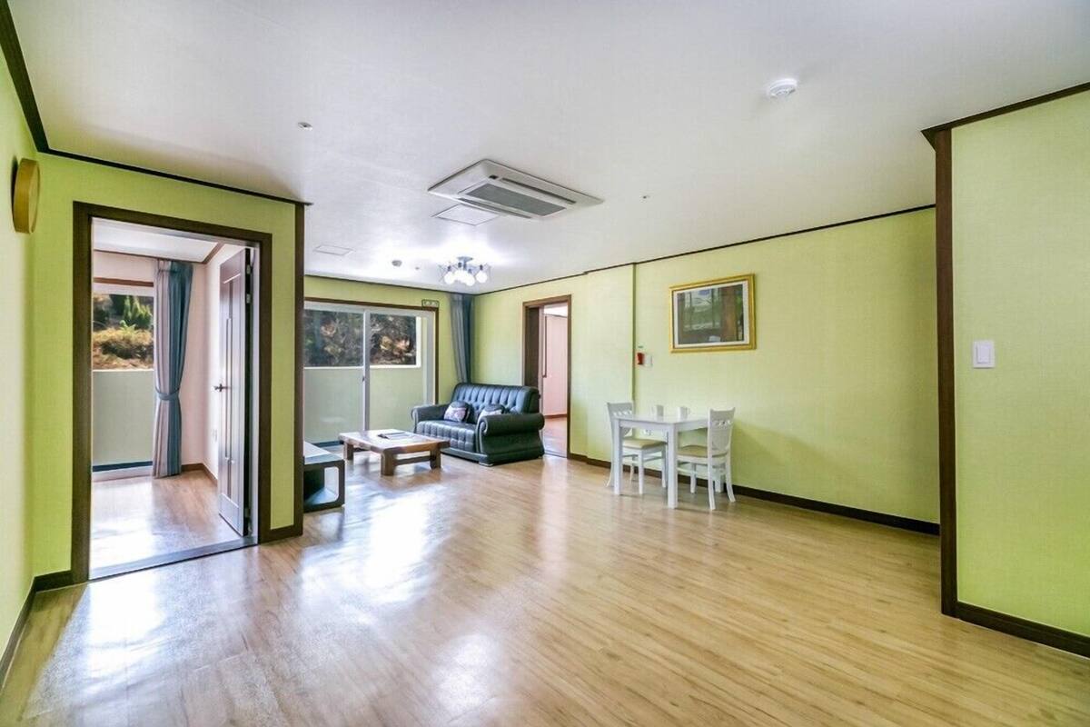 Un salón amplio con sofá, mesa de centro y comedor.