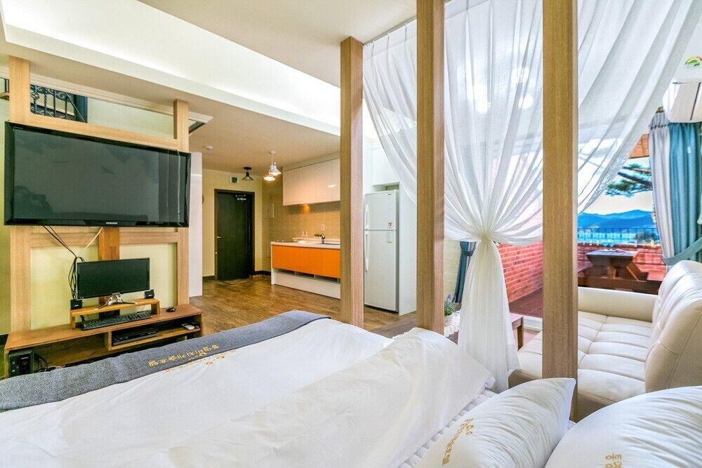Room (Beach-dong 202) | Free WiFi, bed sheets