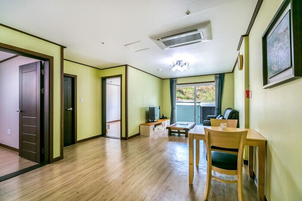 Room (Castle-dong 201) | Free WiFi, bed sheets