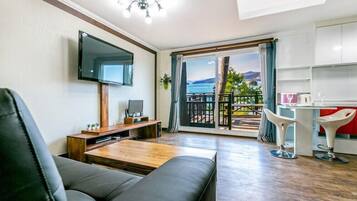 Room (Beach-dong 101) | Free WiFi, bed sheets