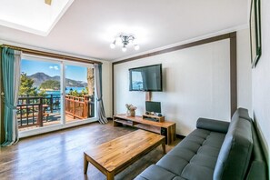 Room (Beach-dong 102) | Free WiFi, bed sheets - Beach castle hotel & resort (Tongyeong)