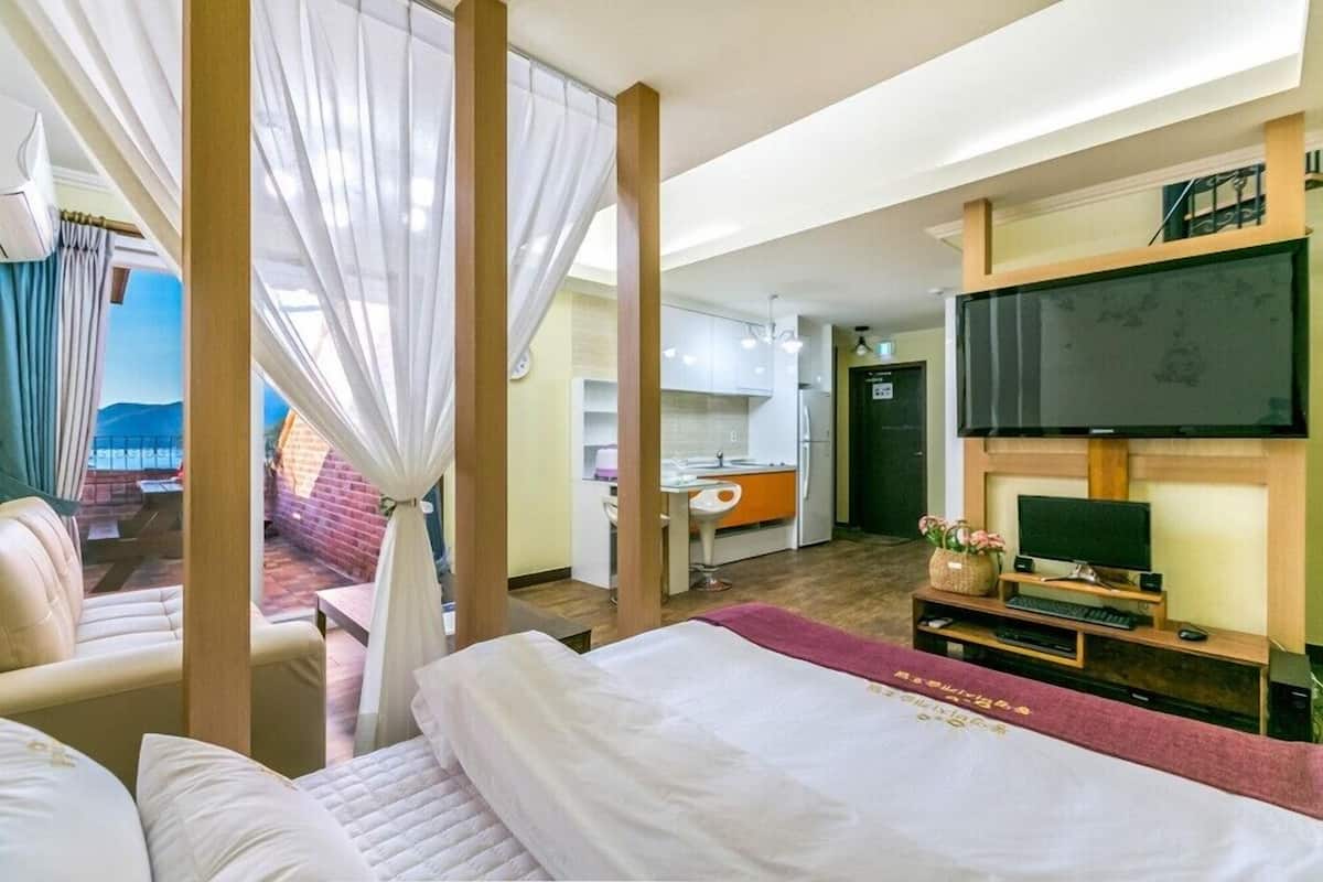 Room (Beach-dong 201)