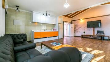 Room (Beach-dong 302) | Free WiFi, bed sheets