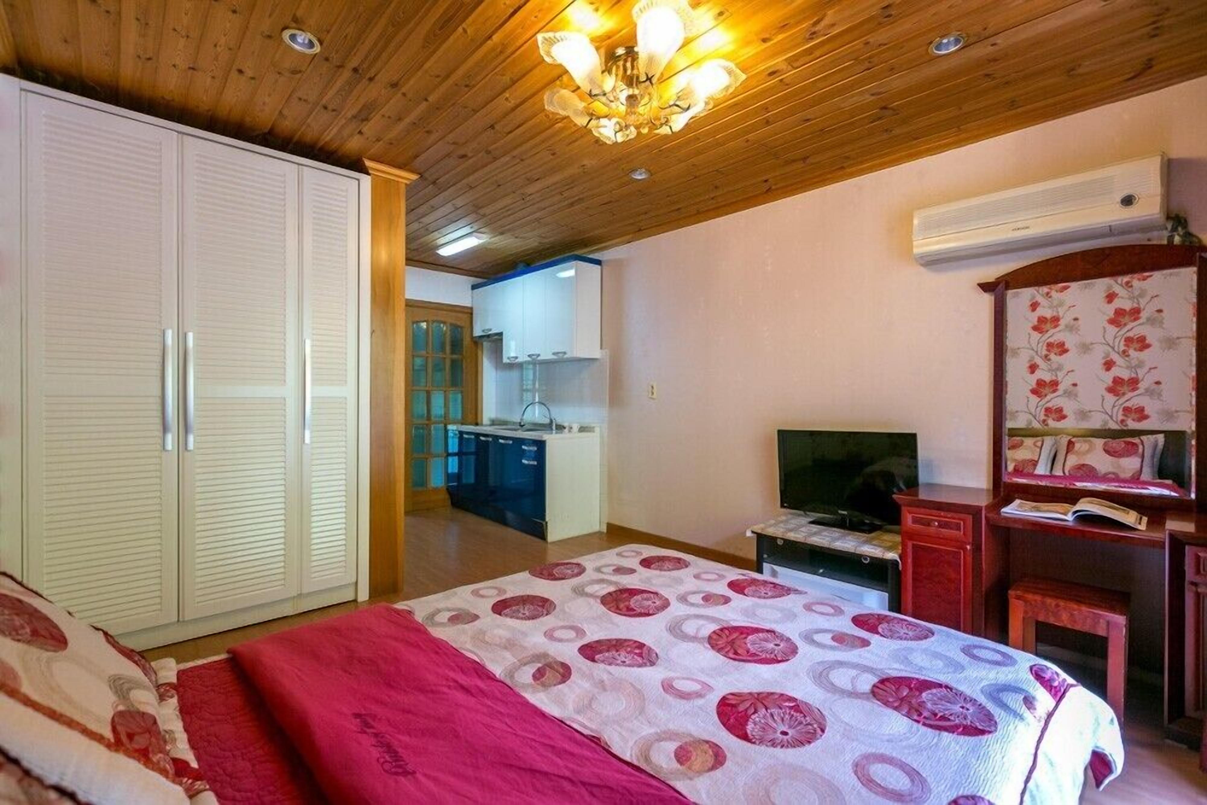 Room (A102) | Free WiFi, bed sheets