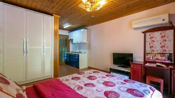 Room (A102) | Free WiFi, bed sheets