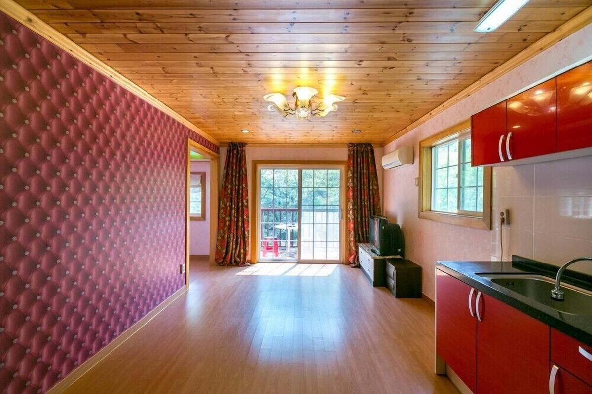 Room (C203) | WiFi (free), bed sheets