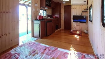 Room (Caravan) | Free WiFi, bed sheets