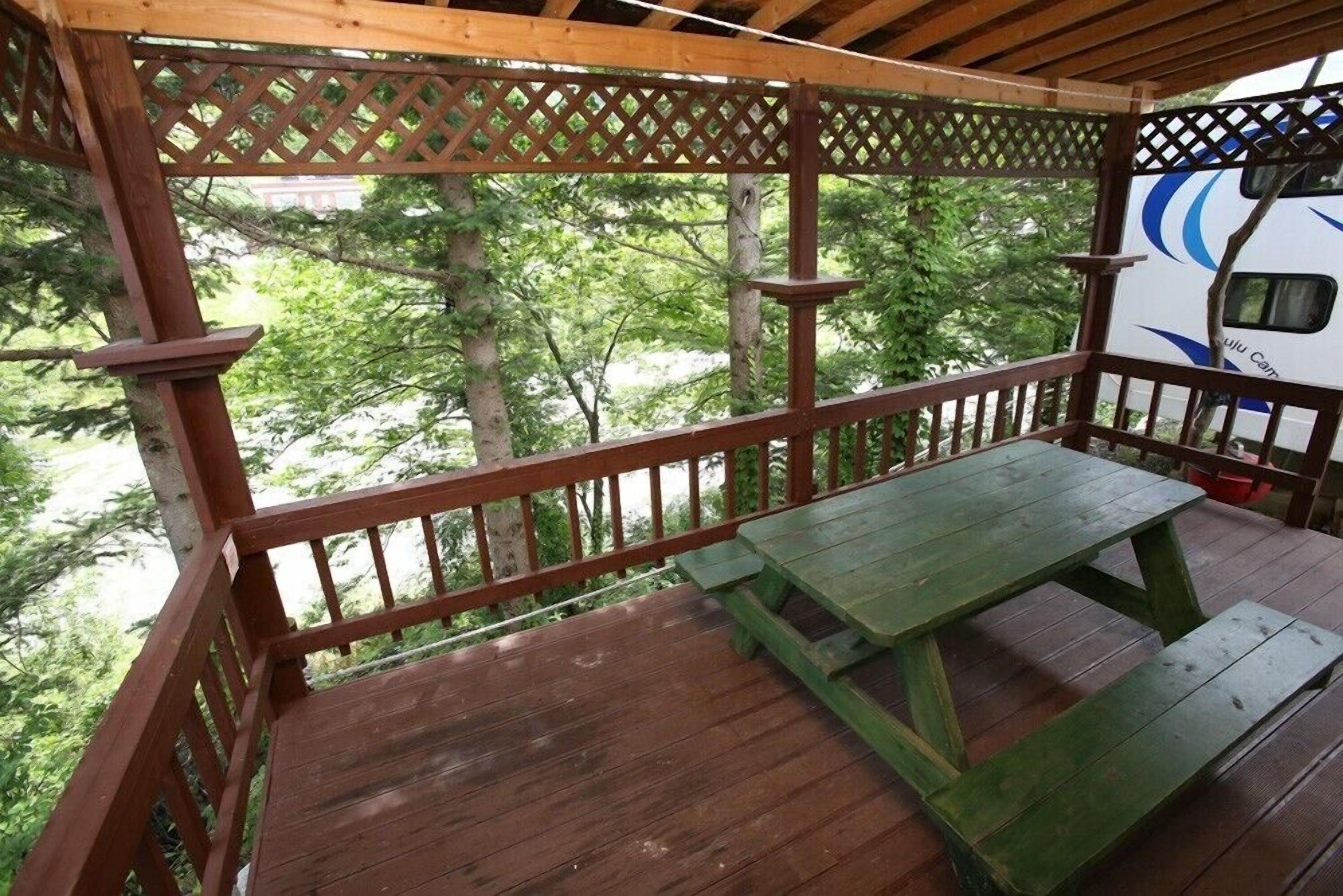 واي فاي مجانًا وملاءات أسرّة