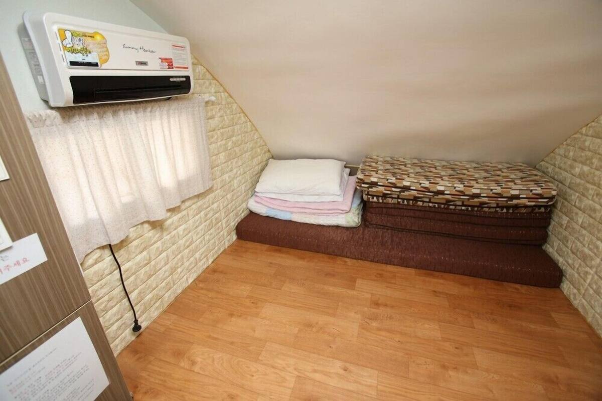 Room (Caravan 5) | Free WiFi, bed sheets